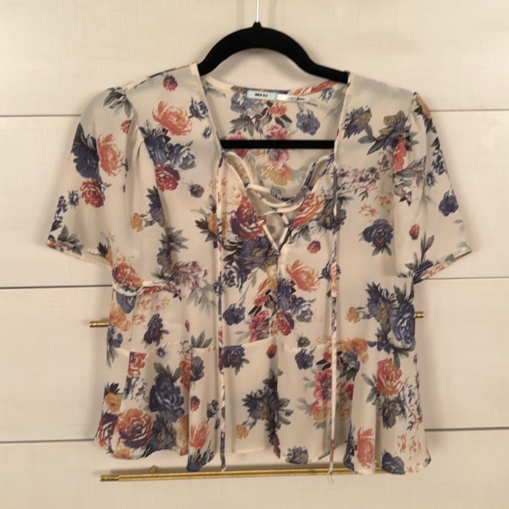 Short sleeve floral blouse
